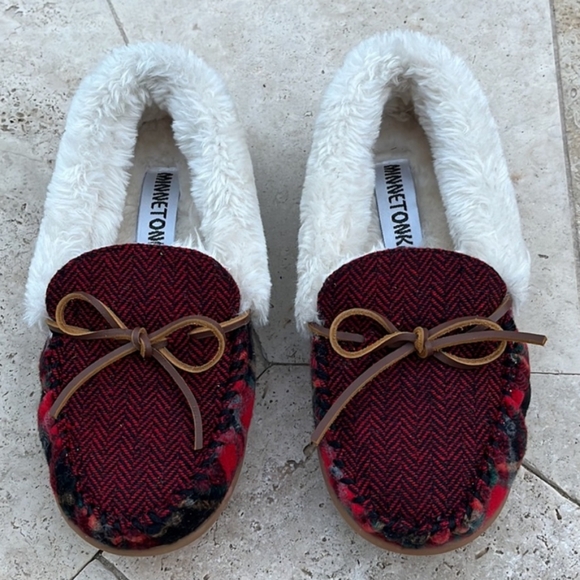 Minnetonka Moccasin Slippers- Size‎ 5 - Picture 1 of 3